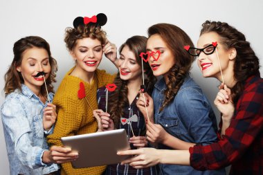 selfie dijital tablet ile alarak beş hippi kız arkadaş