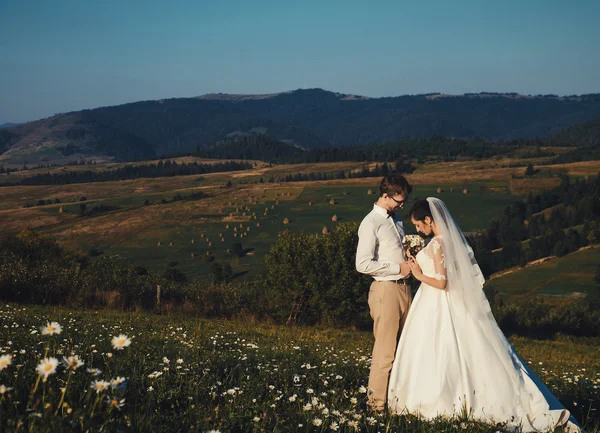 Casal de casamento, jovem e feliz — Fotografia de Stock