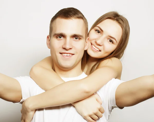 Homem tomando uma selfie com sua namorada — Fotografia de Stock