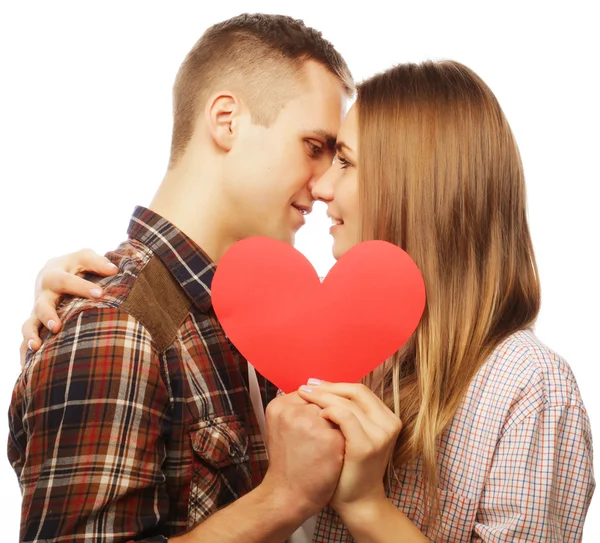 Casal feliz no amor segurando coração vermelho . — Fotografia de Stock