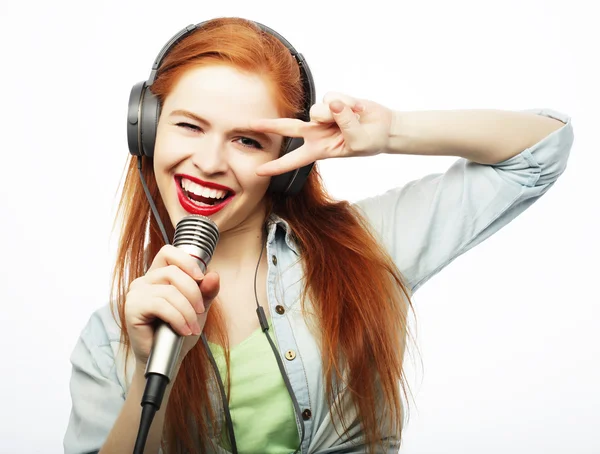 Hermosa mujer joven con micrófono y auriculares —  Fotos de Stock