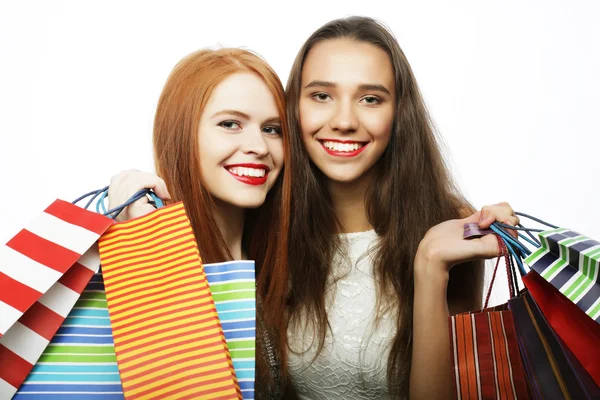쇼핑백을 들고 있는 아름다운 두 젊은 여자의 모습 — 스톡 사진