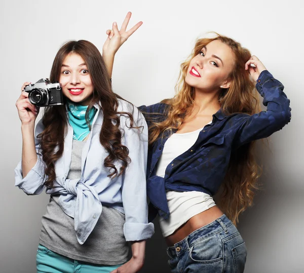 Gelukkig meisjes vrienden met enkele foto's, met camera — Stockfoto