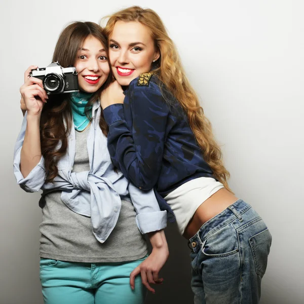 Happy girls friends taking some pictures, with camera — Stock Photo, Image