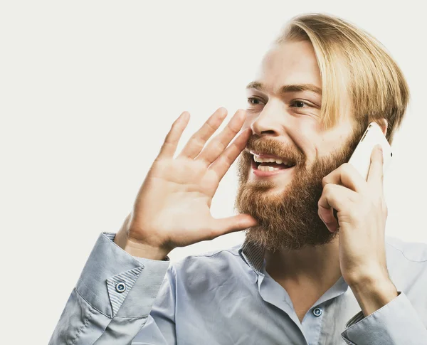 Junger Mann spricht auf Handy — Stockfoto