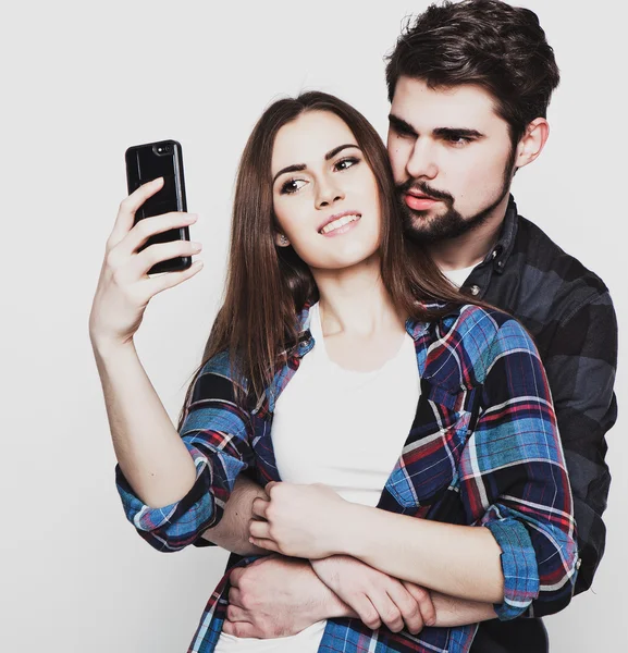Rakastava pari tekee selfie — kuvapankkivalokuva