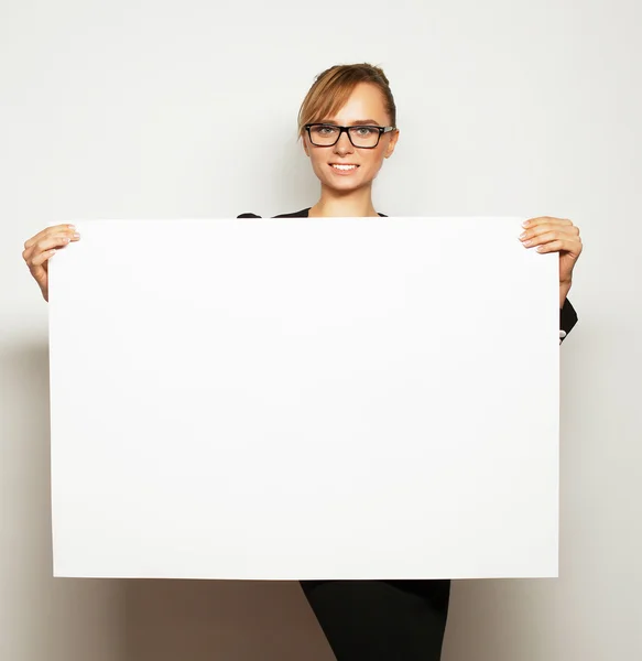 Geschäftsfrau mit einer leeren Plakatwand. — Stockfoto