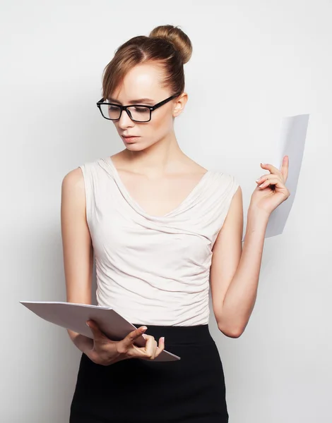 Business woman hold pages of paper — Stock Photo, Image