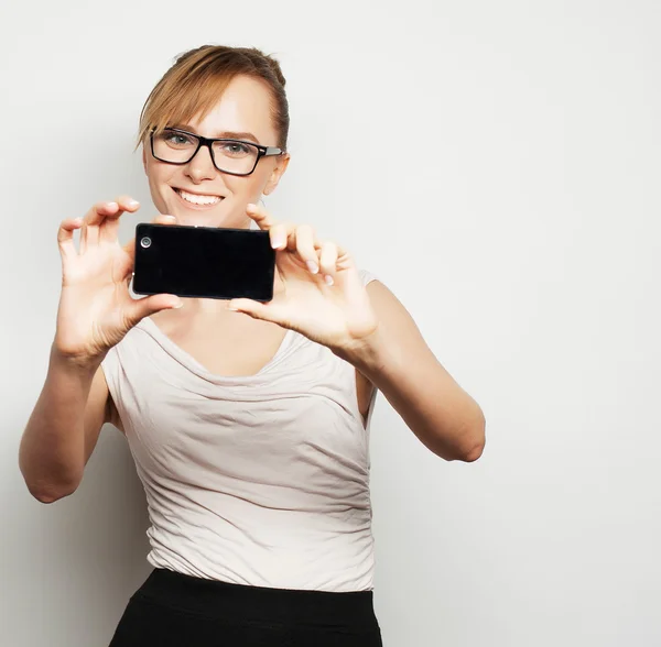 Бізнес-леді тримає мобільний телефон — стокове фото