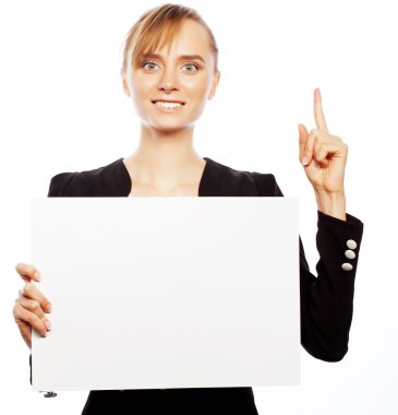 genç iş kadını boş tabela gösteriliyor