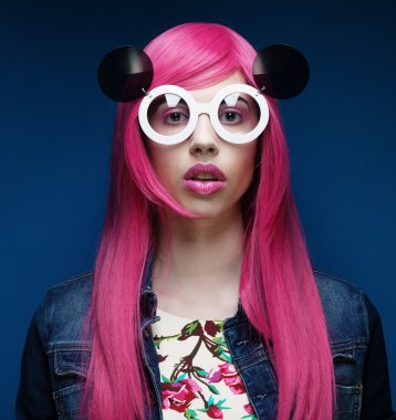 Pembe saçlı güzel manken