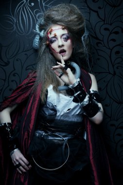 Yaratıcı makyajlı genç bir kadın..