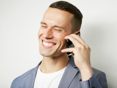 Genç trend adam cep telefonuyla konuşuyor.