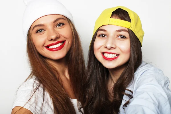 Портрет двух симпатичных подруг-подростков, улыбающихся и улыбающихся — стоковое фото