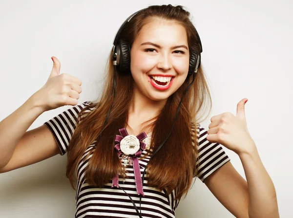 Jong gelukkig vrouw met koptelefoon luisteren muziek — Stockfoto