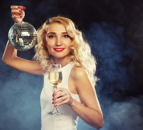 Krásná žena ve večerních šatech s vínem a disco koule — Stock fotografie