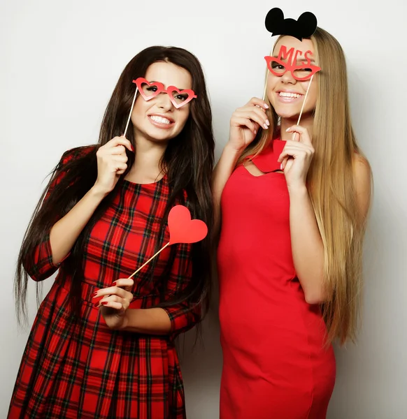 Девушки лучшие друзья в красном платье готовы к вечеринке — стоковое фото