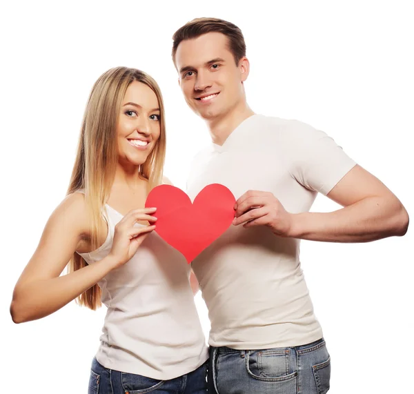 Casal feliz no amor segurando coração vermelho — Fotografia de Stock