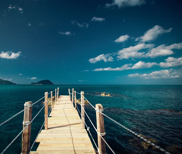 Ponte de madeira - mar, verão . — Fotografia de Stock