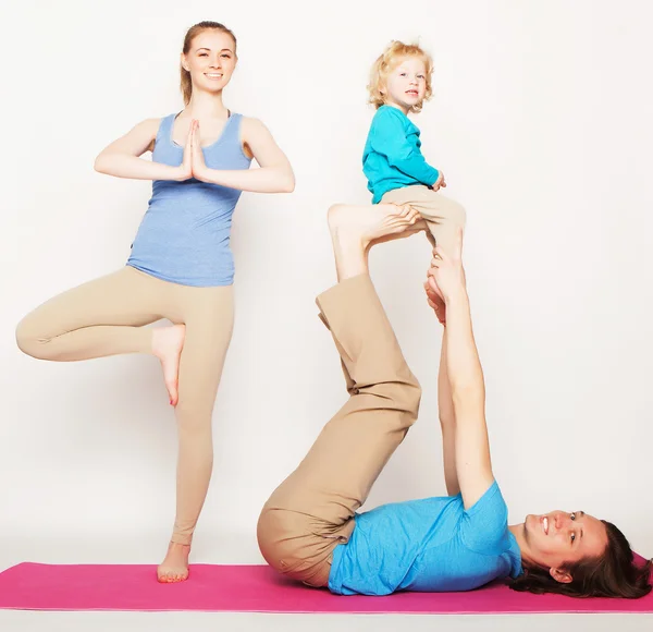 Mother, father and son doing yoga — Stock Photo, Image