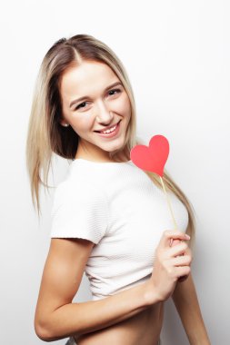 Bir parti kalp tutan oynak genç kadın.