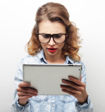 tablet pc bilgisayar ile gözlüklü mutlu genç kız