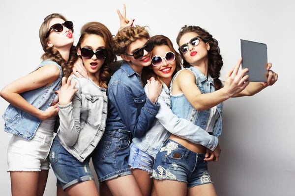 Cinco hipster meninas amigos tomando selfie com tablet digital — Fotografia de Stock