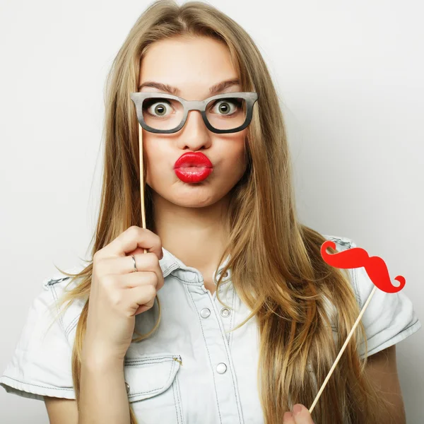 Imagen de fiesta. Jovencita juguetona sosteniendo unas gafas de fiesta . — Foto de Stock