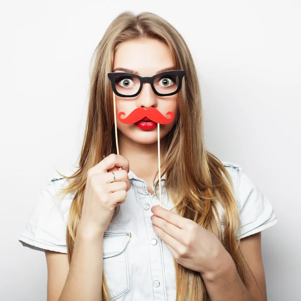 Jovem mulher usando bigodes falsos . — Fotografia de Stock