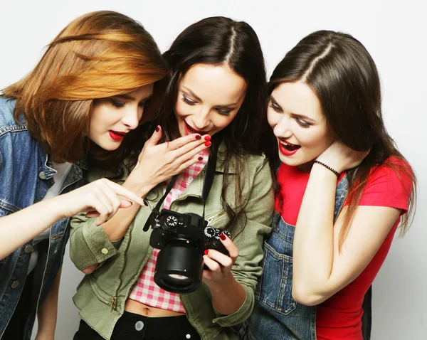 Drie meisjes kijken camera — Stockfoto