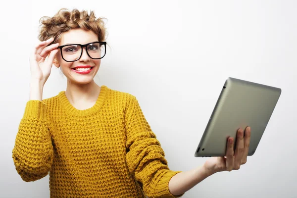 Felice donna prendendo selfie con tablet digitale — Foto Stock