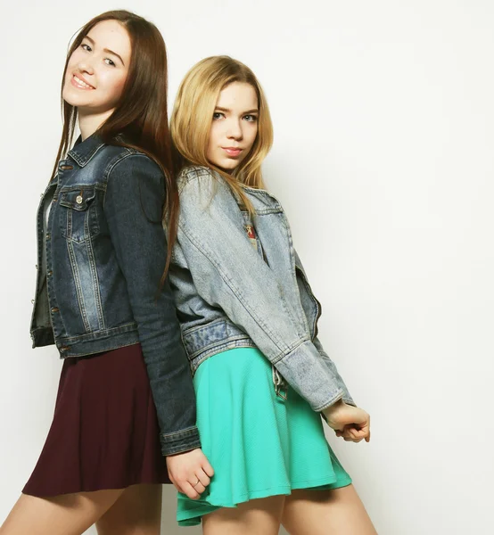 Twee jonge meisje vrienden permanent samen — Stockfoto