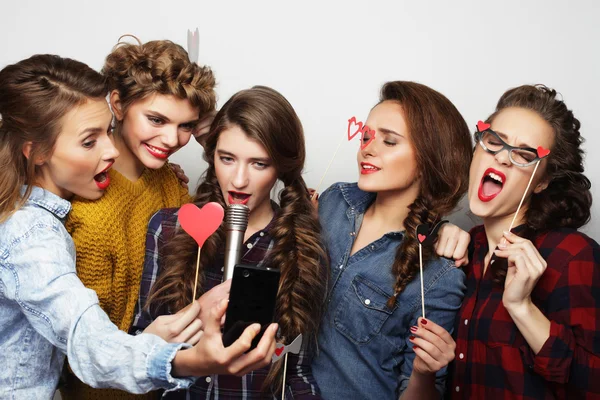 Beautiful stylish hipster  girls singing karaoke — Stock Photo, Image