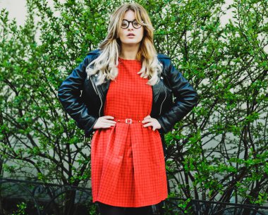 genç güzel sarışın kadın açık poz