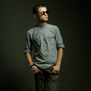 Gözlüklü yakışıklı adam