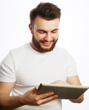 Genç adam tablet bilgisayar kullanıyor.