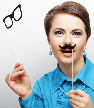 genç kadın holding bıyık