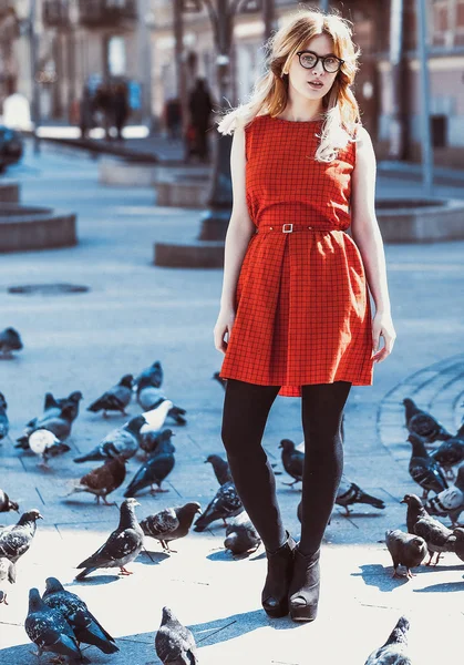 Joven mujer hipster con vestido rojo — Foto de Stock