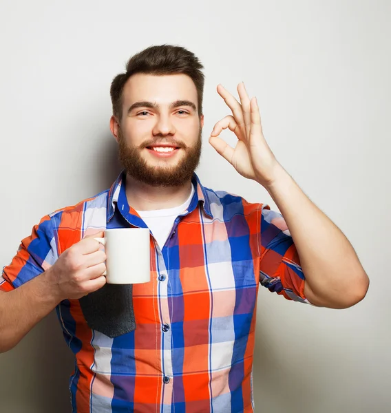 Homem com uma xícara de café — Fotografia de Stock