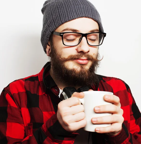 Junger bärtiger Mann mit einer Tasse Kaffee — Stockfoto
