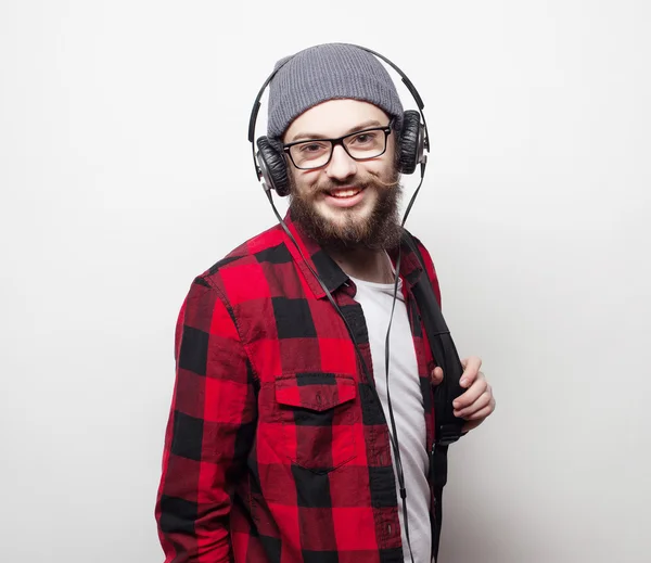 Jeune homme barbu écouter de la musique — Photo