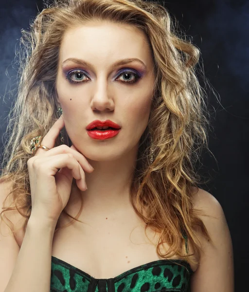 Blondes Mode-Model posiert im Studio — Stockfoto