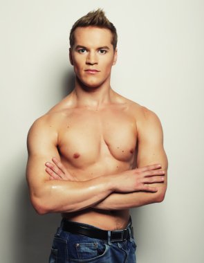 Sağlıklı kaslı genç adam..