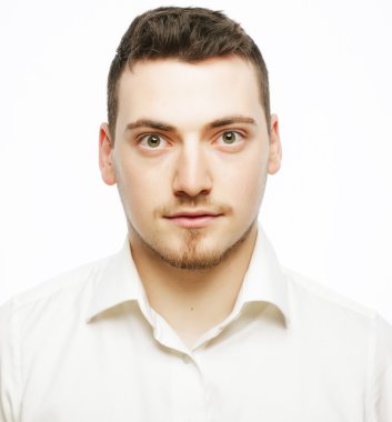 beyaz gömlek giymiş genç iş adamı