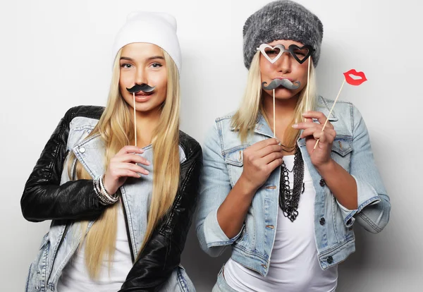 Zwei stylische sexy Hipstermädchen beste Freundinnen bereit für Party — Stockfoto