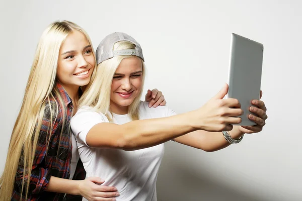 Duas amigas hipster tomando selfie com tablet digital — Fotografia de Stock