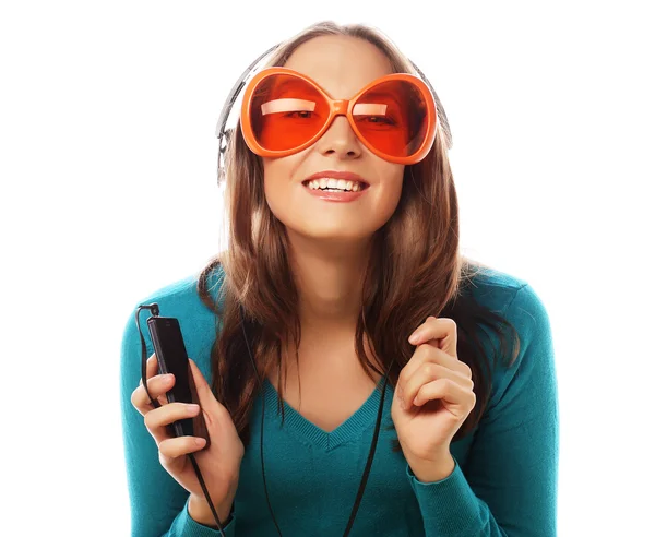 Jeune femme heureuse avec écouteurs écouter de la musique — Photo