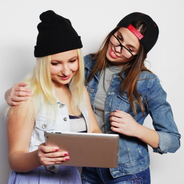 bir tablet ile kendi kendine portre çekici kızlar