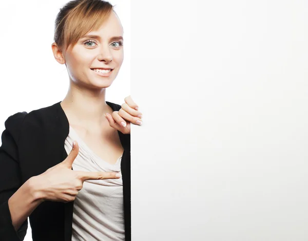 Молодая деловая женщина показывает чистую вывеску — стоковое фото