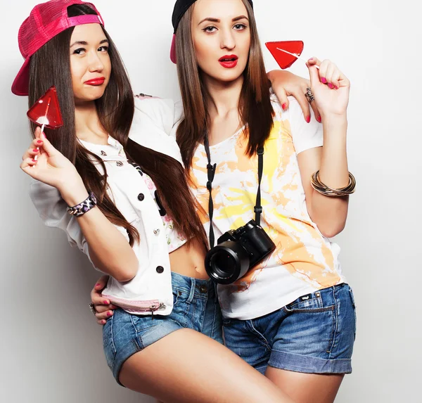 Deux jeunes jolies filles hipster — Photo